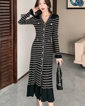 Tender long sleeve V-neck romantic dress