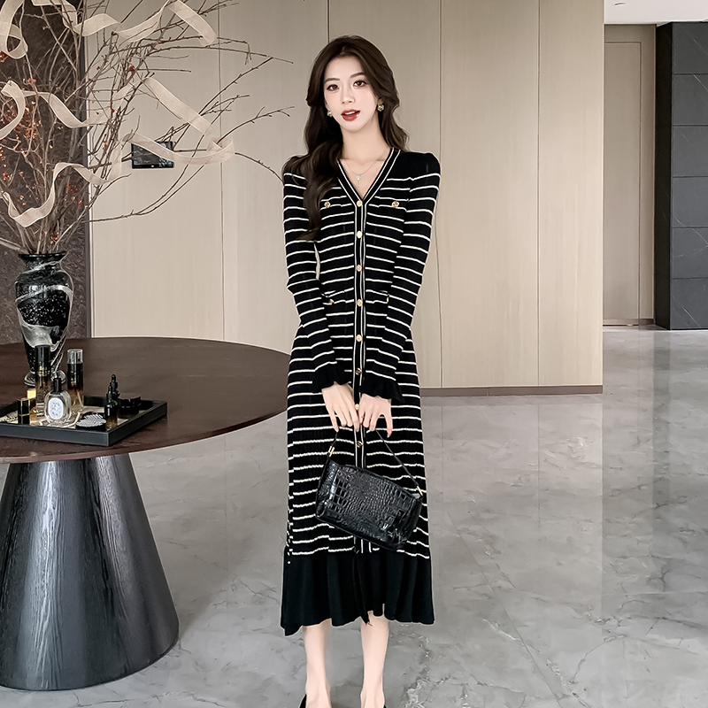 Tender long sleeve V-neck romantic dress