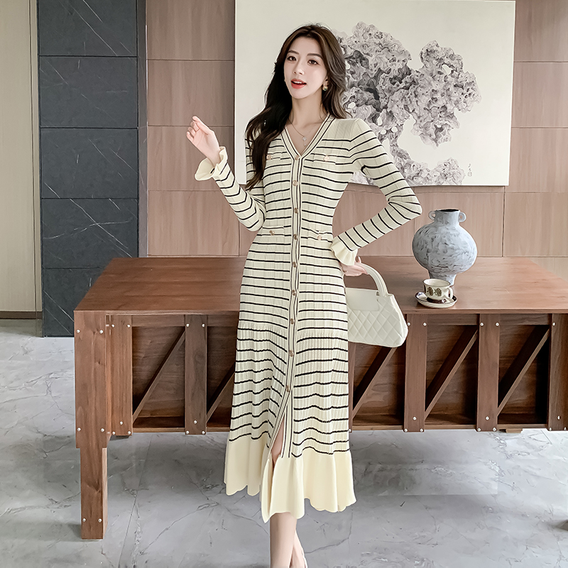 Tender long sleeve V-neck romantic dress