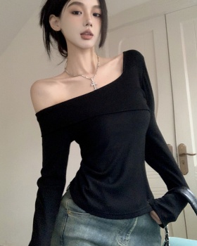 Slim black T-shirt sloping shoulder tops for women