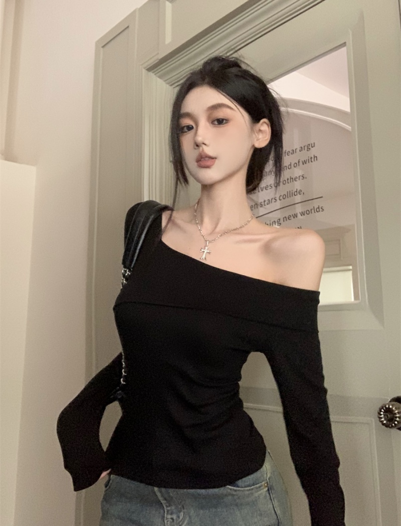 Slim black T-shirt sloping shoulder tops for women