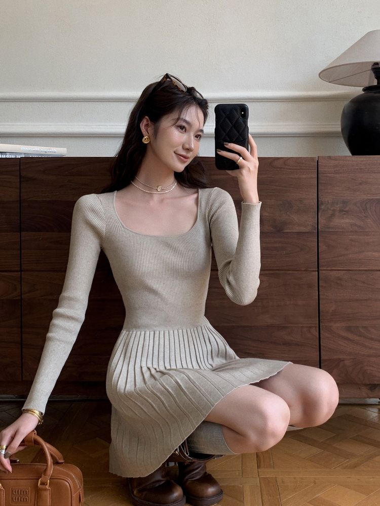 Minimalist square collar T-back knitted dress