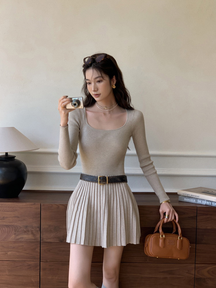 Minimalist square collar T-back knitted dress