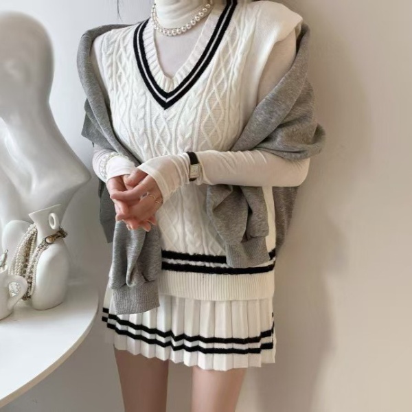 Stripe fashion V-neck skirt pleated knitted college style vest