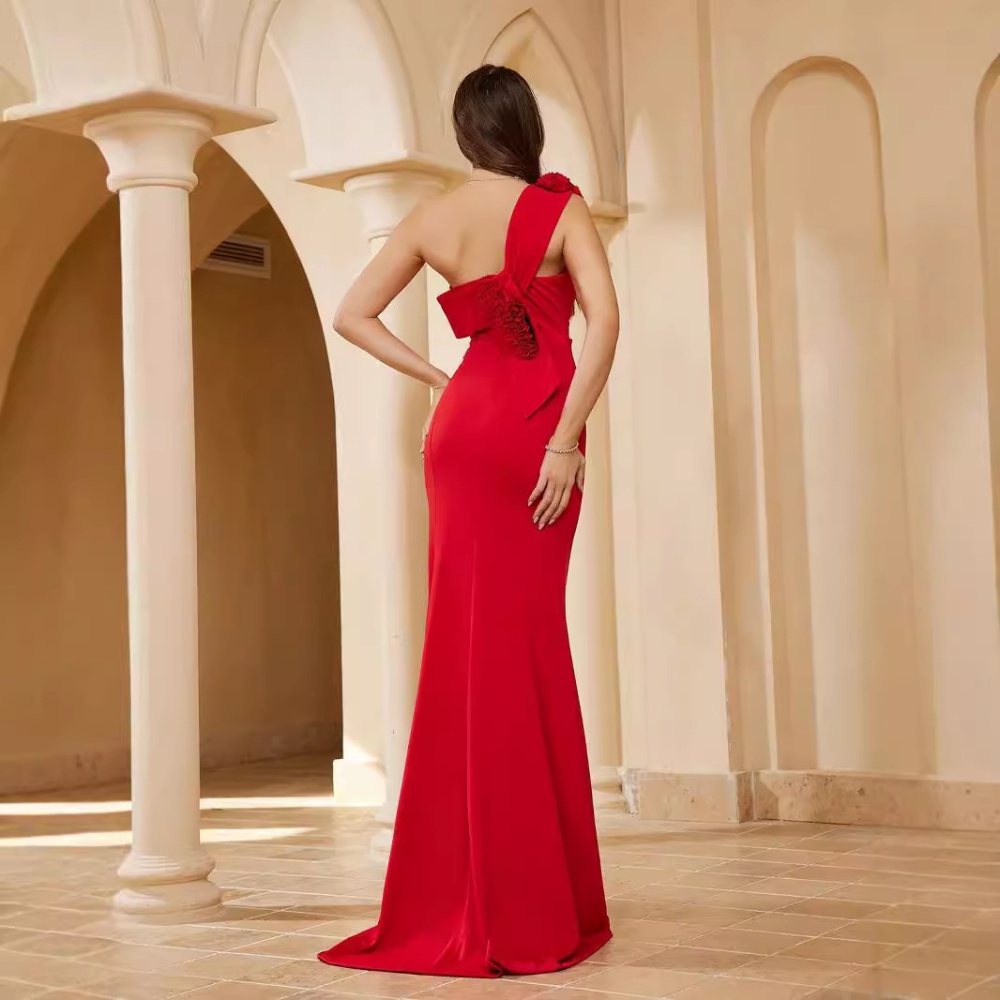 Elegant small trailing evening dress for women