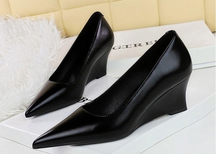 Slipsole European style banquet shoes for women