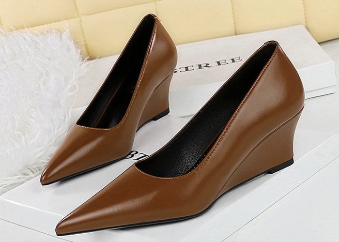 Slipsole European style banquet shoes for women