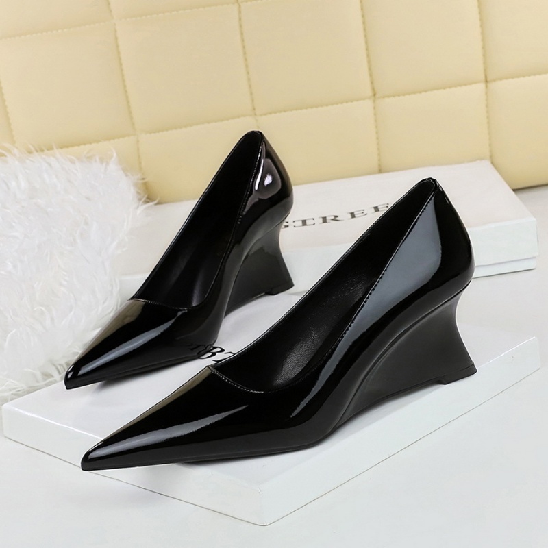 Low banquet metal slim pointed European style shoes