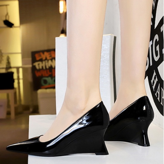 Low banquet metal slim pointed European style shoes