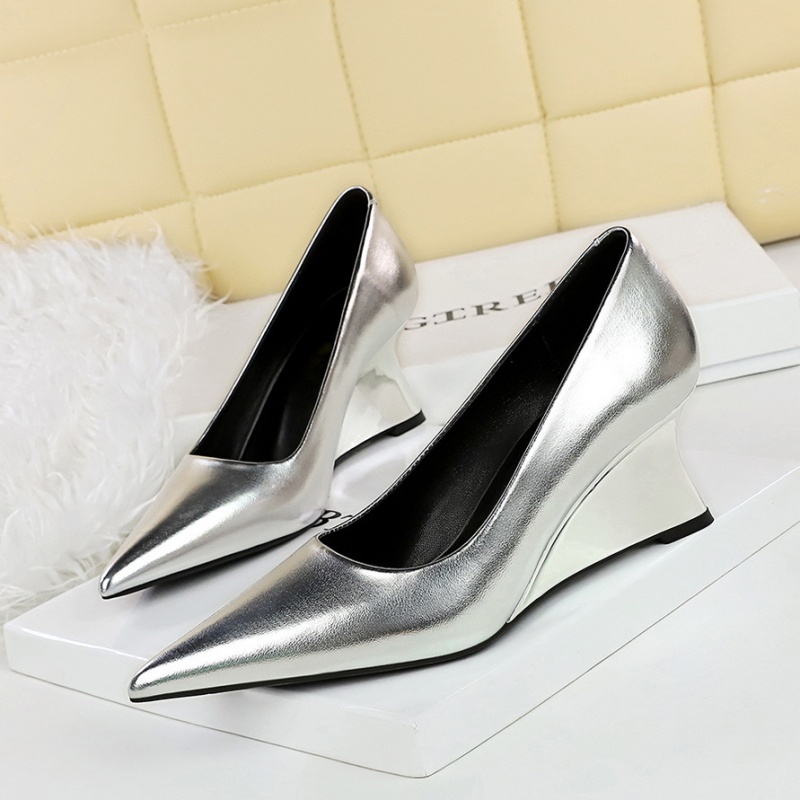 Low banquet metal slim pointed European style shoes