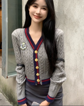 Short college style knitted cardigan show young V-neck sweater