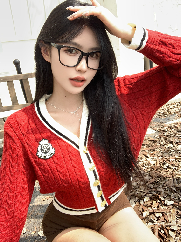 Short college style knitted cardigan show young V-neck sweater