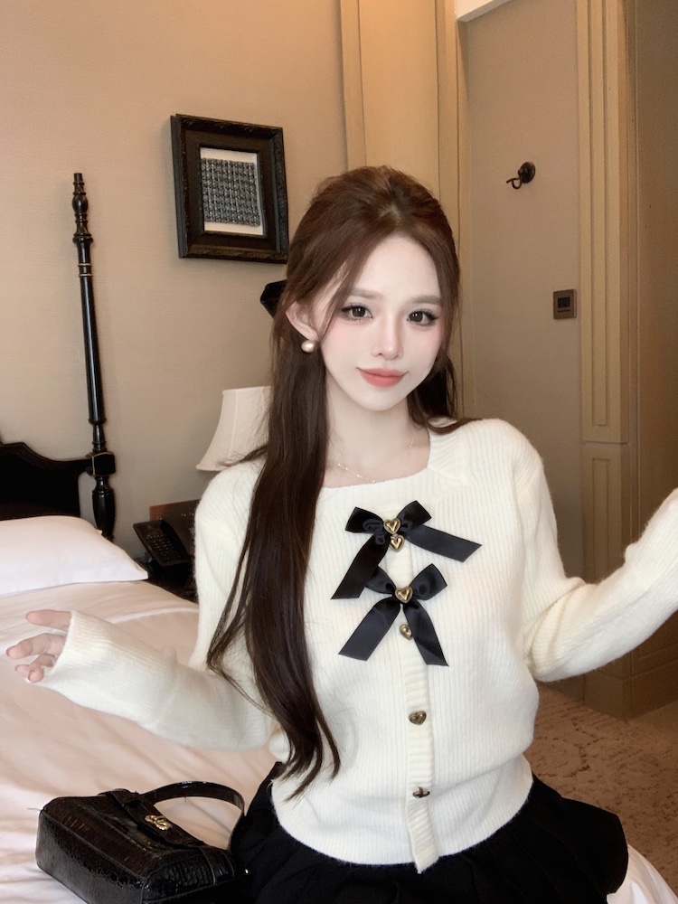 Autumn and winter bow show young sweater for women