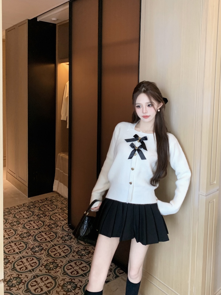 Autumn and winter bow show young sweater for women