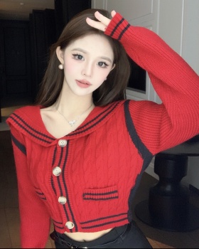 Short navy collar tops red knitted coat