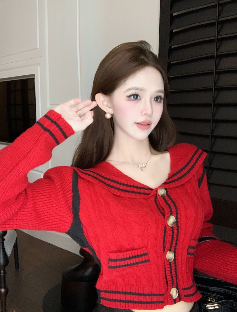 Short navy collar tops red knitted coat