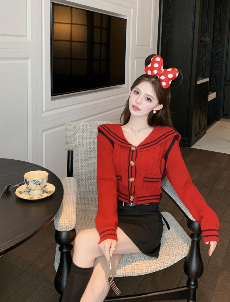 Short navy collar tops red knitted coat