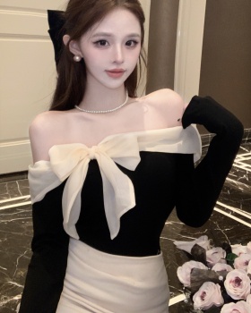 Flat shoulder light T-shirt bow sweater