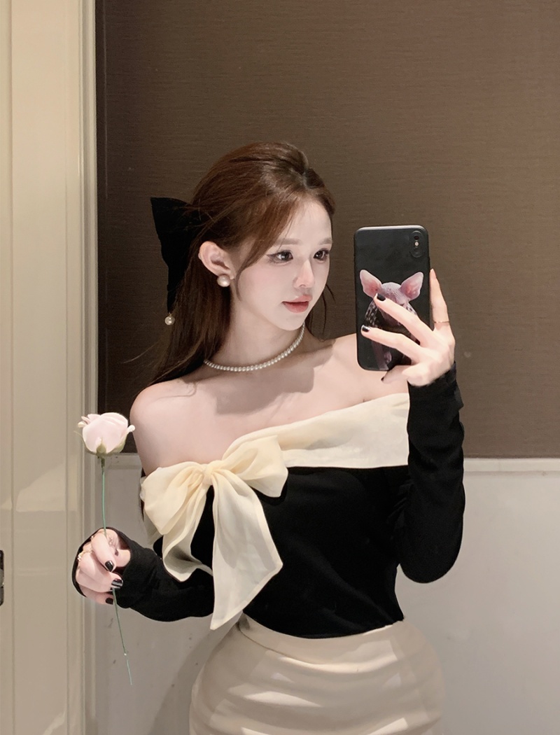 Flat shoulder light T-shirt bow sweater