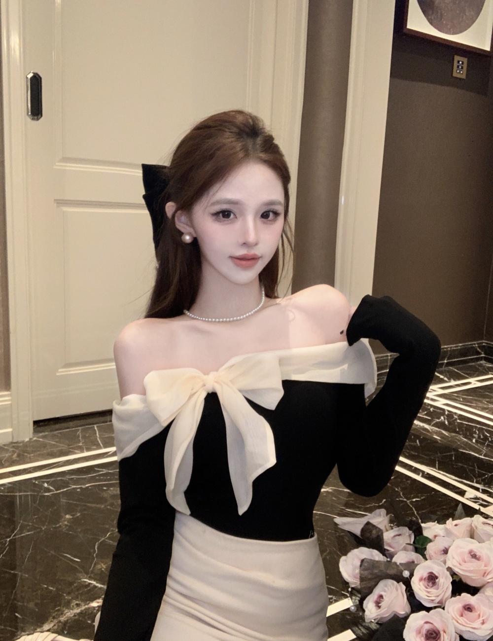 Flat shoulder light T-shirt bow sweater