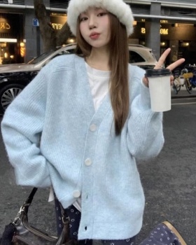 V-neck tender sweater wears outside lazy coat for women