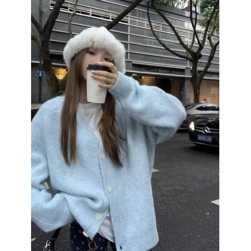 V-neck tender sweater wears outside lazy coat for women