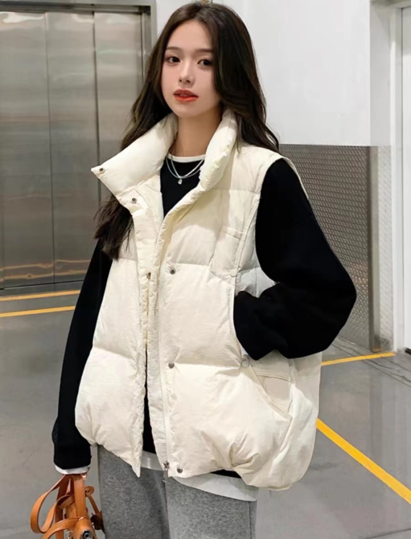 White wears outside vest autumn and winter down coat