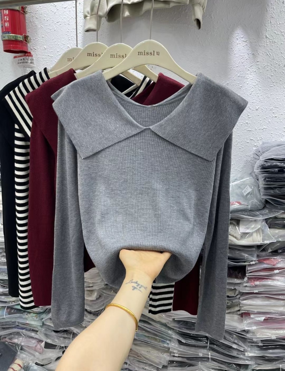 Autumn and winter V-neck sweater slim bottoming shirt