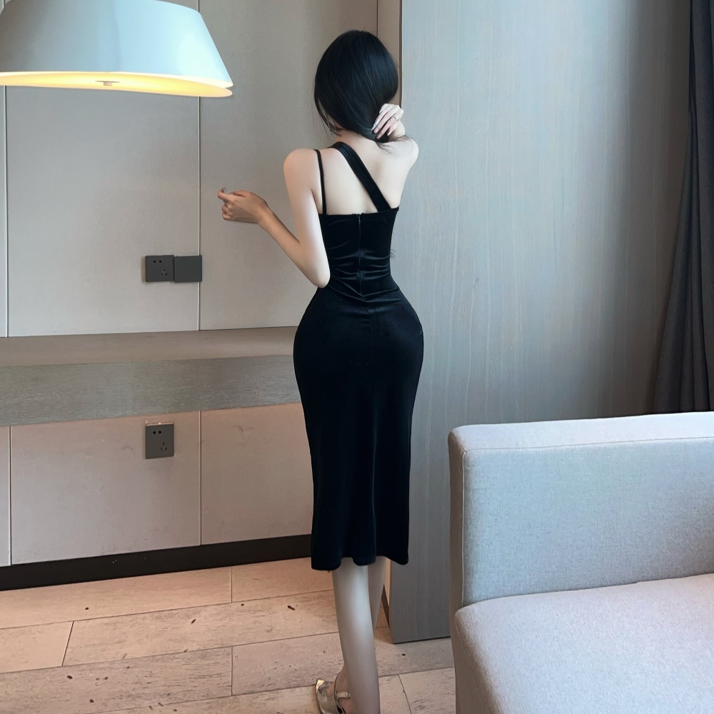 Sexy sling tight long sloping shoulder dress