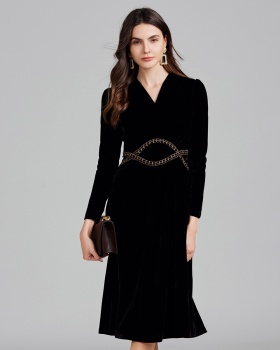 Pinched waist golden velvet chain splice dress