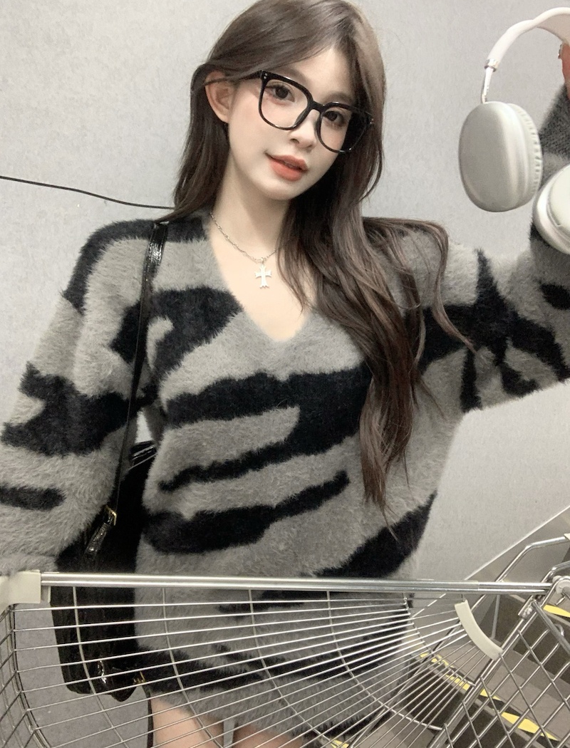 Plush zebra lazy tops long V-neck sweater