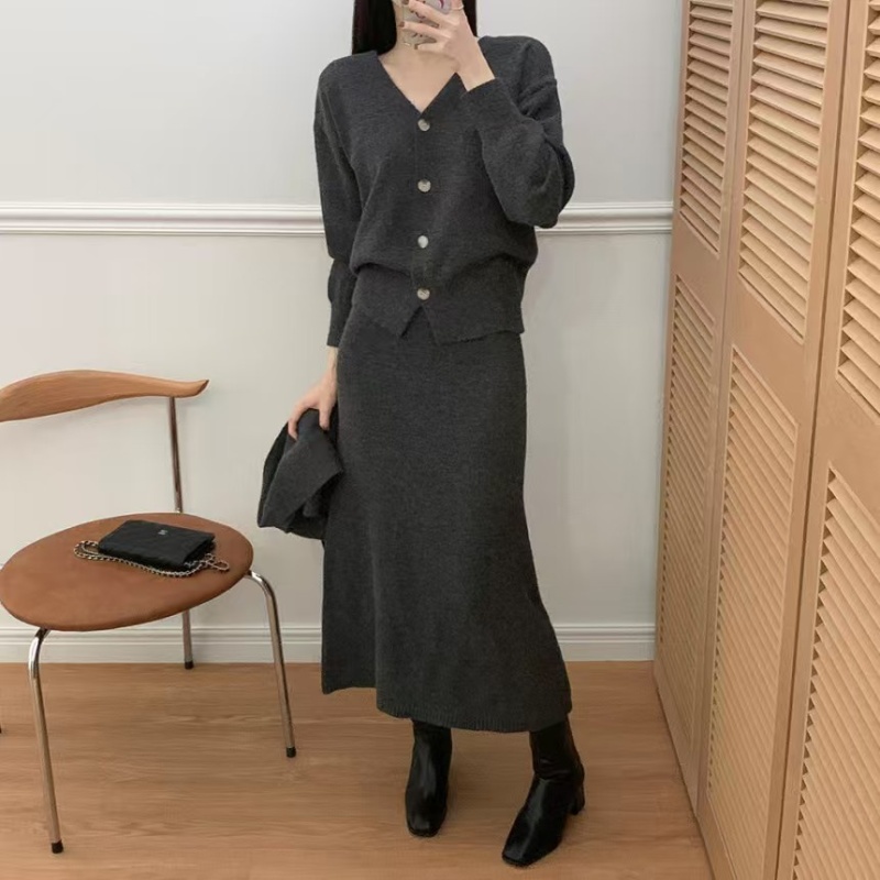 A-line long sleeve sweater package hip V-neck skirt 3pcs set