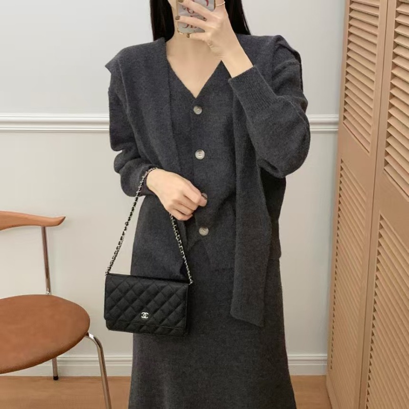 A-line long sleeve sweater package hip V-neck skirt 3pcs set