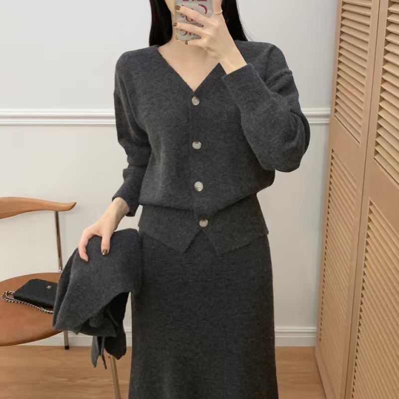 A-line long sleeve sweater package hip V-neck skirt 3pcs set