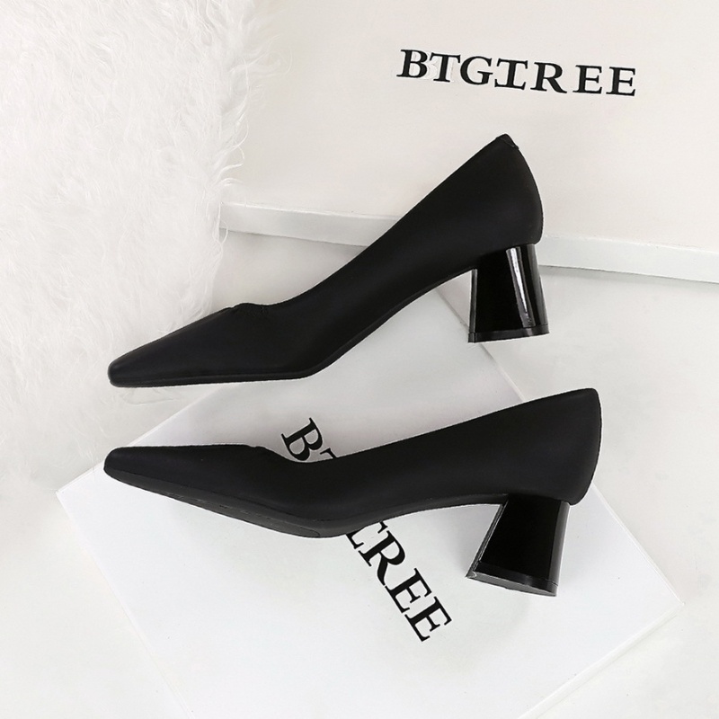 Retro middle-heel square head shoes for women