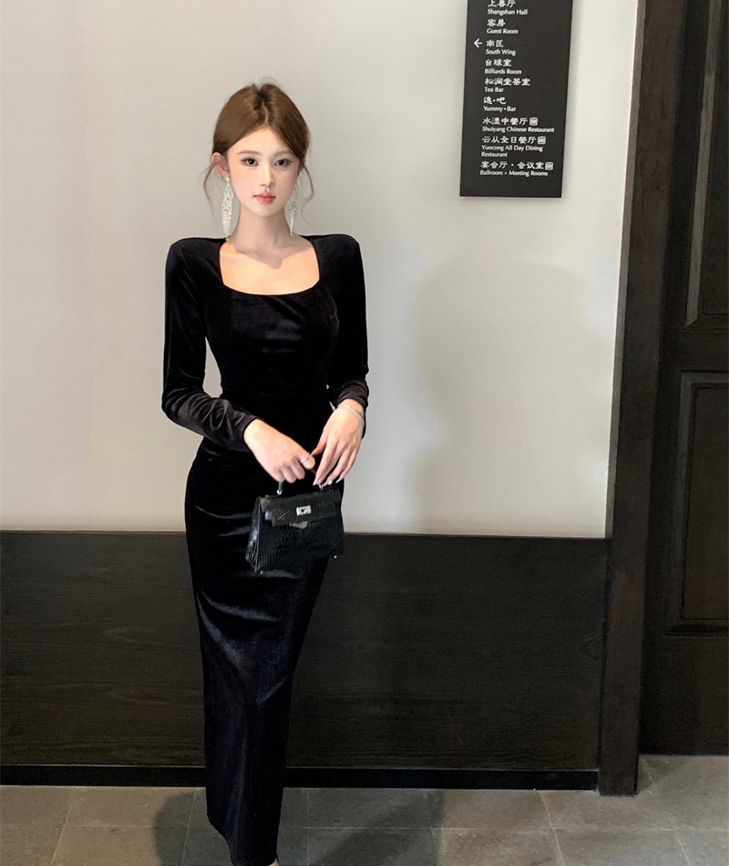 Slim velvet autumn dress