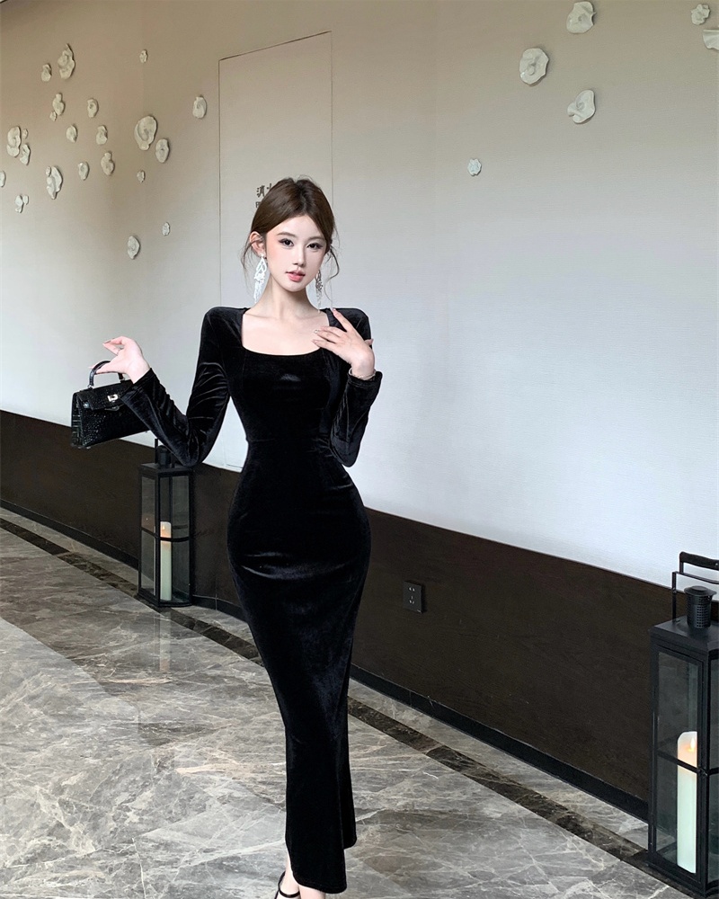 Slim velvet autumn dress