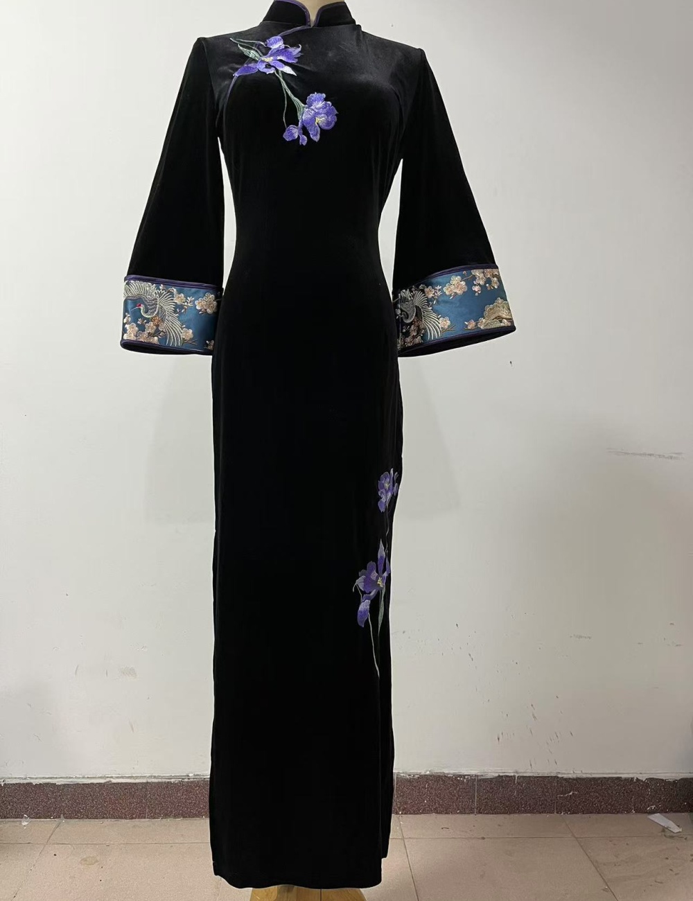 Big sleeve embroidery dress velvet cheongsam