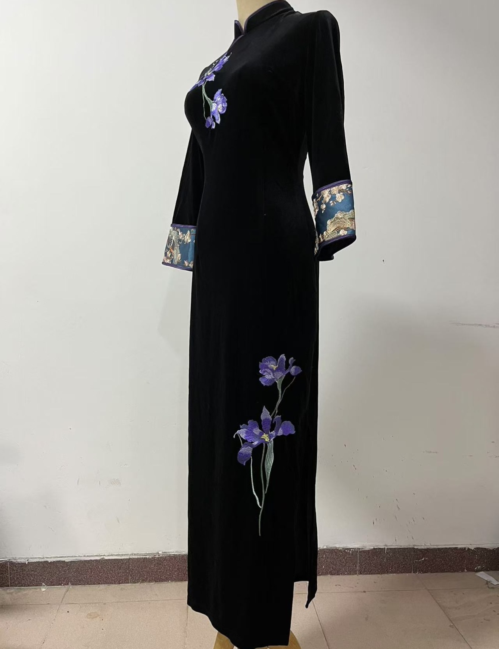 Big sleeve embroidery dress velvet cheongsam