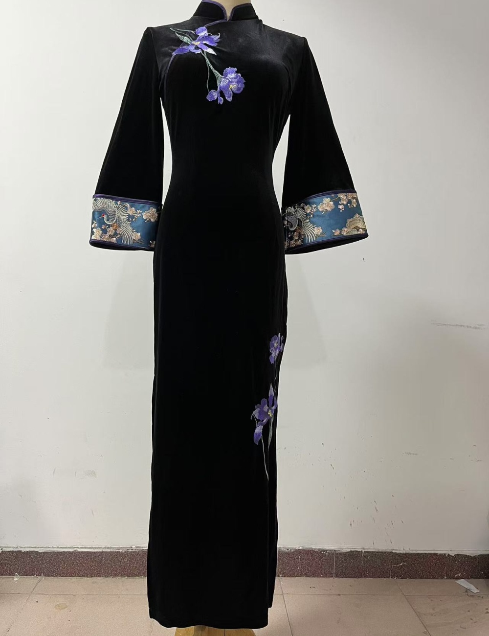 Big sleeve embroidery dress velvet cheongsam