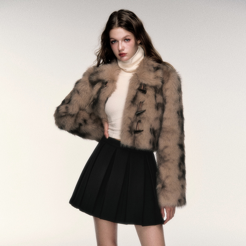 Short leopard faux fur horn buckle coat