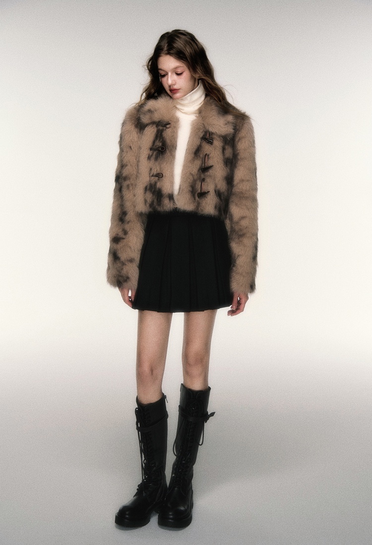 Short leopard faux fur horn buckle coat