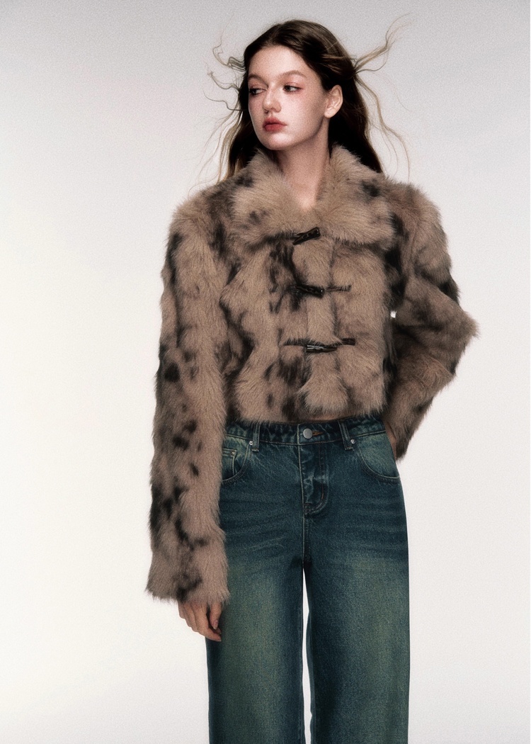 Short leopard faux fur horn buckle coat