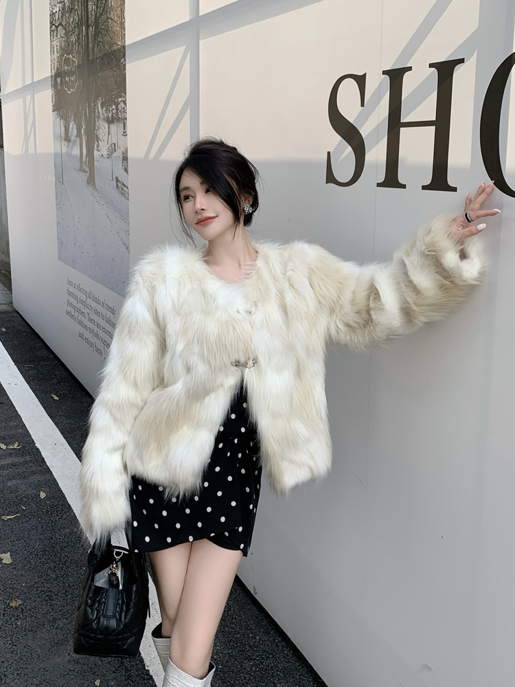 Short elmo coat imitation of fox fur overcoat for women