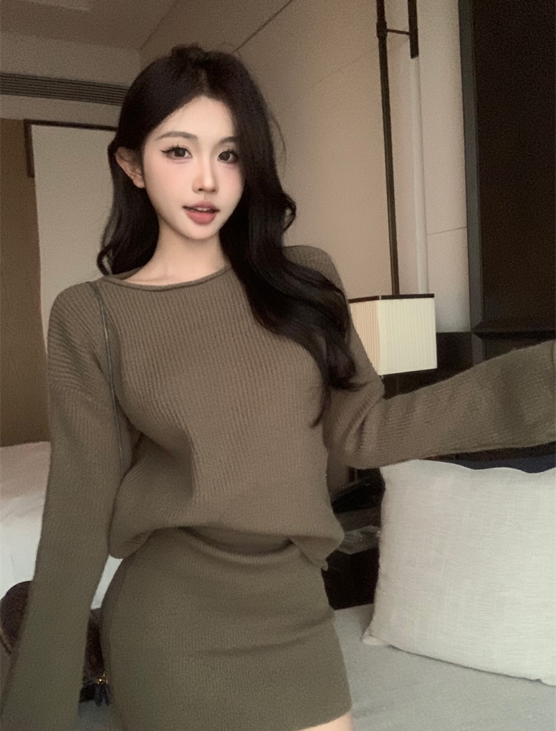 Round neck A-line package hip skirt lazy loose pure sweater