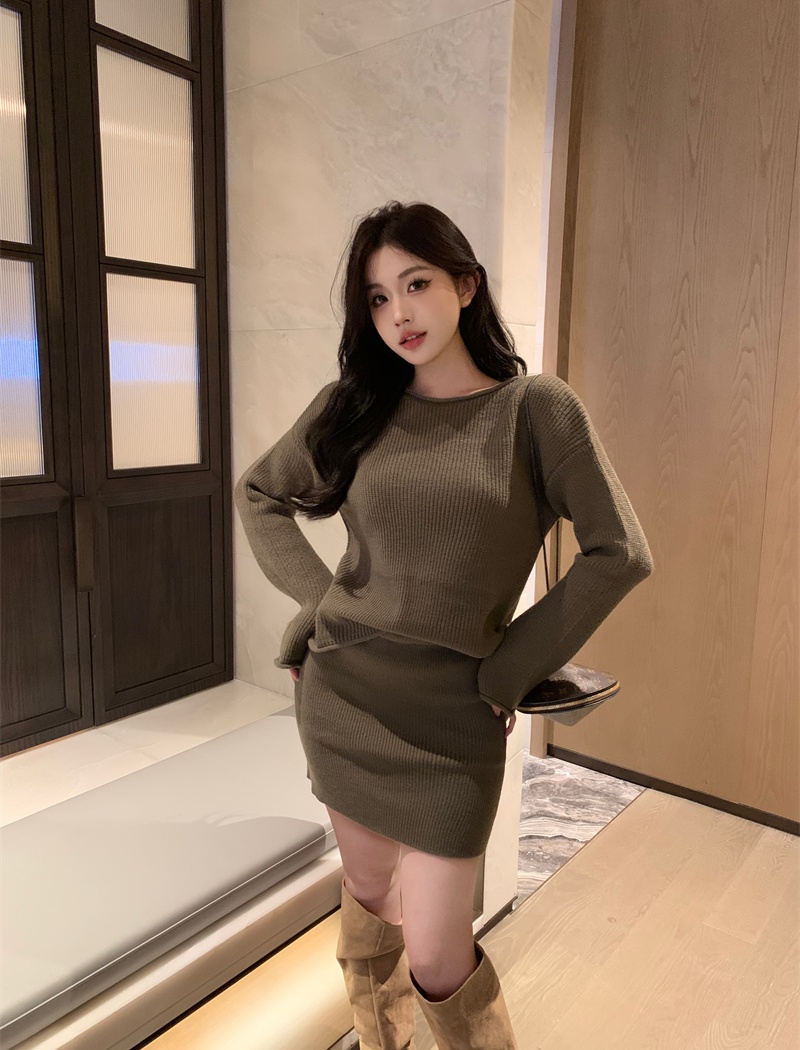 Round neck A-line package hip skirt lazy loose pure sweater