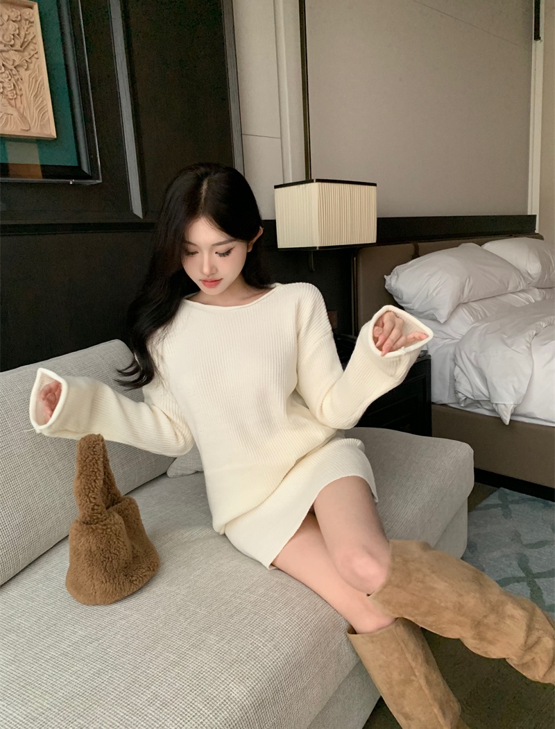 Round neck A-line package hip skirt lazy loose pure sweater