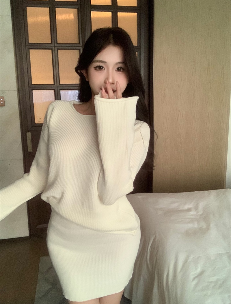 Round neck A-line package hip skirt lazy loose pure sweater