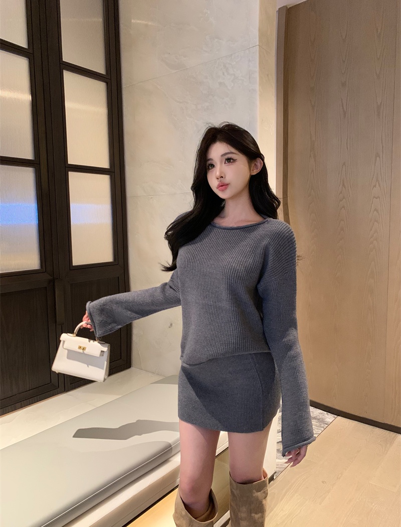 Round neck A-line package hip skirt lazy loose pure sweater