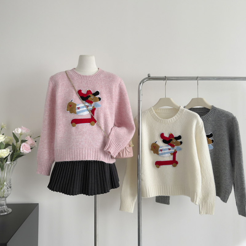 Loose round neck embroidery pattern sweater for women